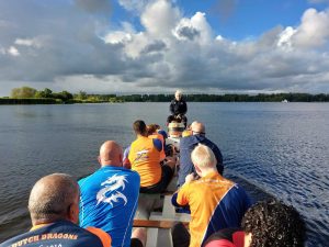 Drakenbootroeiers op de Zoetermeerse Plas