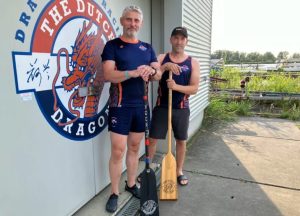 Bestuurslid Erik Kruse en Trainer Arnoud de Clou met peddels in de aanslag voor het clubhuis.
Foto: André van der Wiel